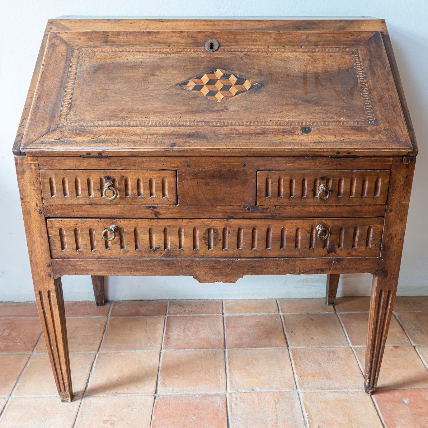 Null 98.乡村风格的斜面书桌，胡桃木材质，嵌有几何图案，抽屉和凹槽腿。19世纪的地区作品。尺寸：91 x 55厘米。高度：100厘米。