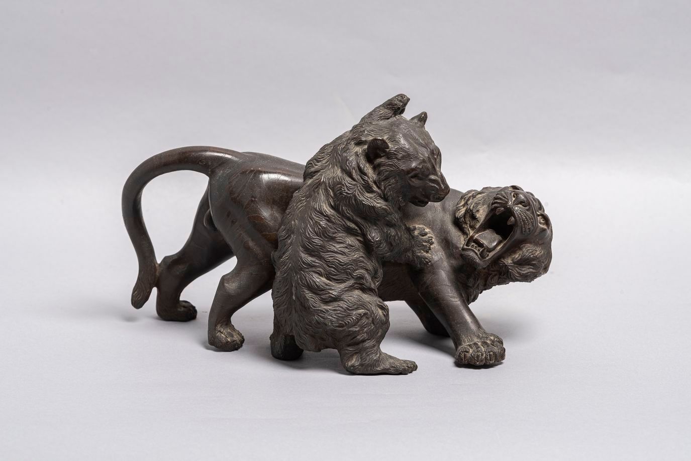 Null 43. Bronze group, Japan, Meiji period, depicting a bear fighting a tiger. S&hellip;