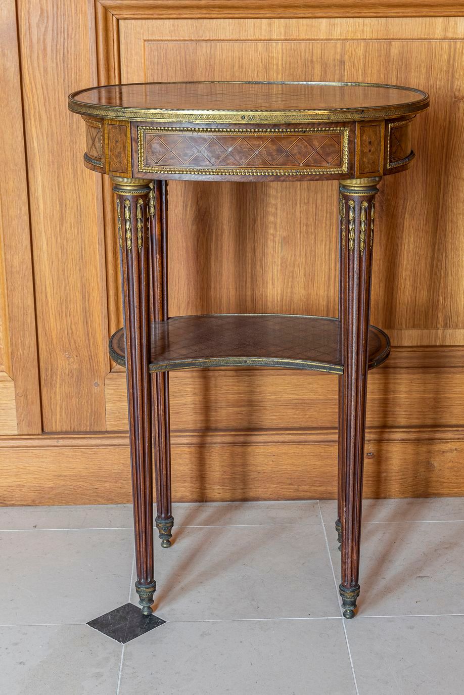 Null 65. Petite table de salon ovale de style Louis XVI, marquetée de croisillon&hellip;