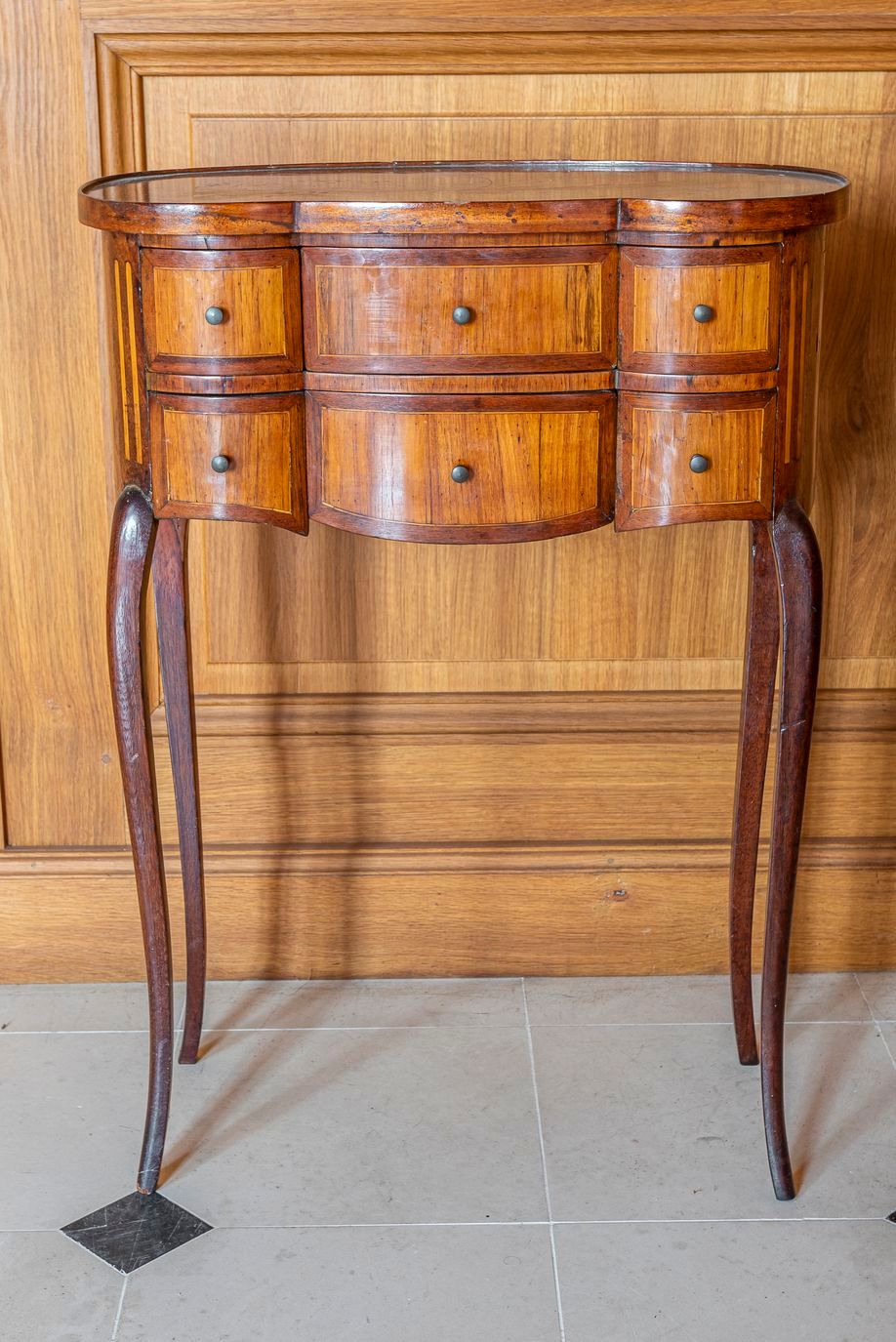 Null 64. Petite table de salon de style Louis XV, de forme rognon ouvrant à deux&hellip;