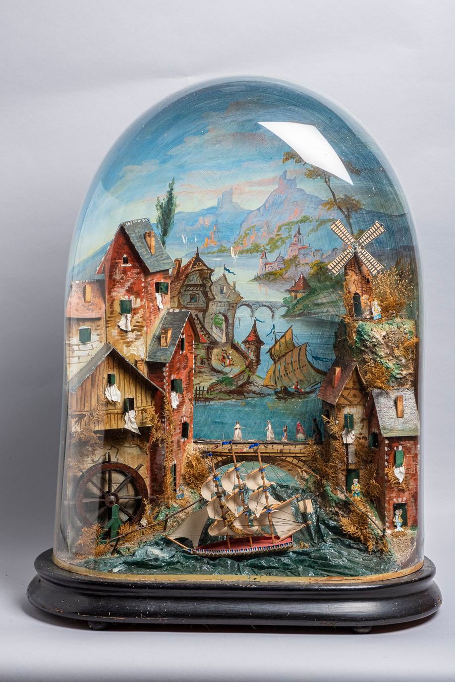 Null 
83. Diorama animé sous globe, fin XIXe siècle, représentant un navire deva&hellip;