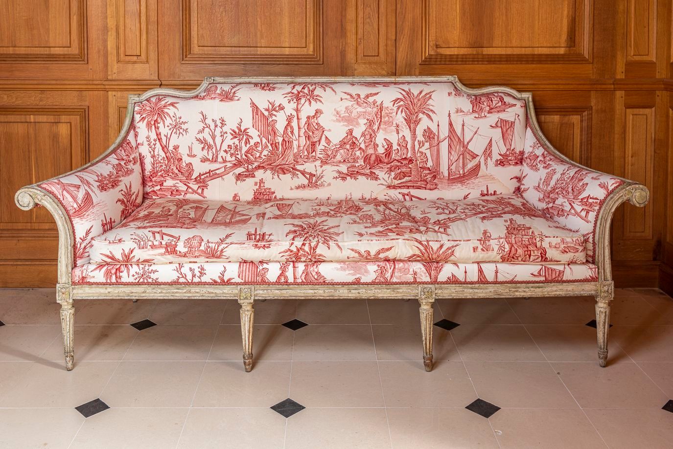 Null 74.路易十六时期的沙发，采用漆面木质软垫，上面铺有根据南特的画作而印制的弗雷帆布。美国向法国致敬。(使用条件)。长度：220厘米。深度：68厘米。靠&hellip;