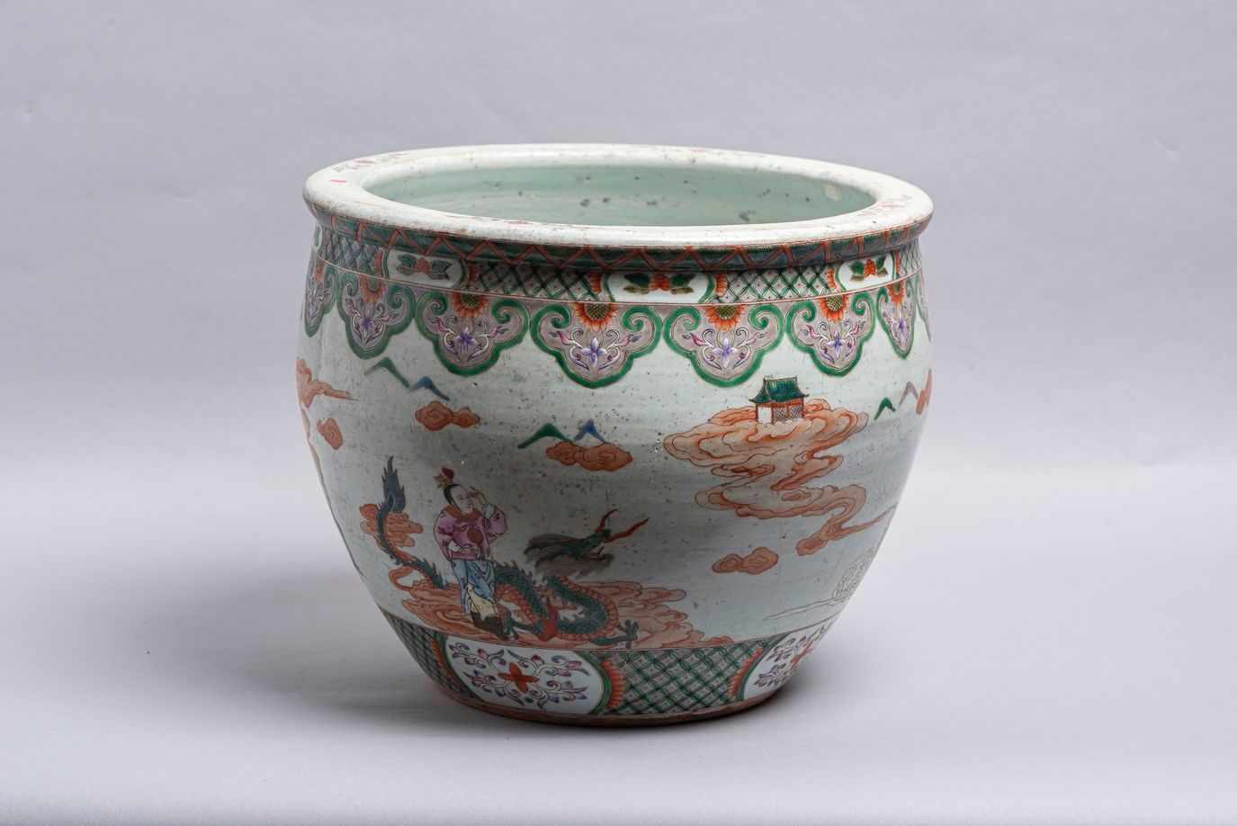 Null 59. Jardinière en porcelaine blanche, Chine, vers 1900, décorée en émaux da&hellip;