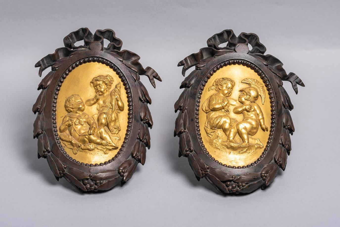Null 15. Paire de médaillons ovales de style Louis XVI, en bronze doré, à décor &hellip;
