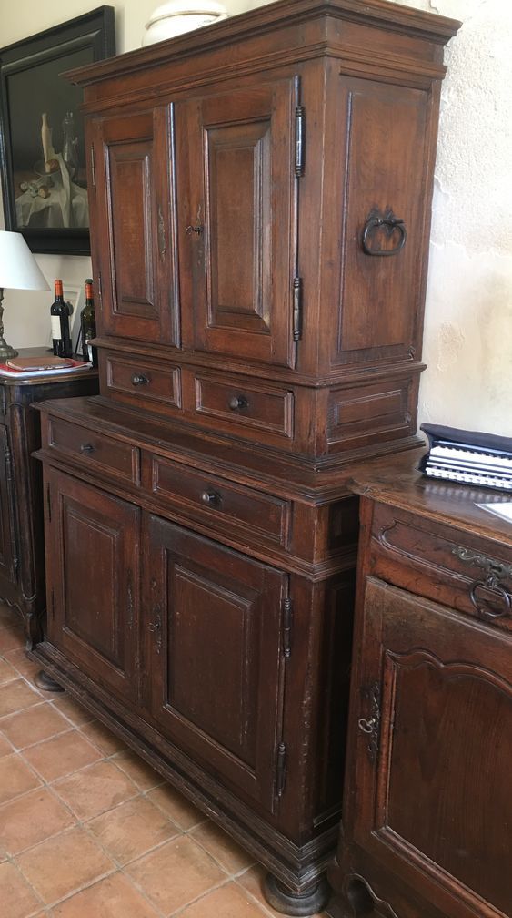 Null 89. Credenza a due corpi in rovere massiccio Luigi XIII con due file di cas&hellip;