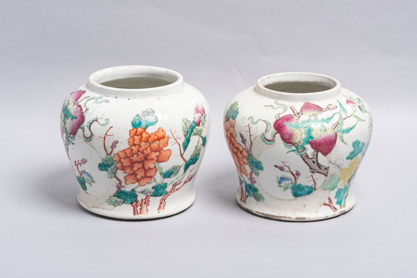 Null 40. Una coppia di piccoli vasi in porcellana bianca, Cina, circa 1900, deco&hellip;