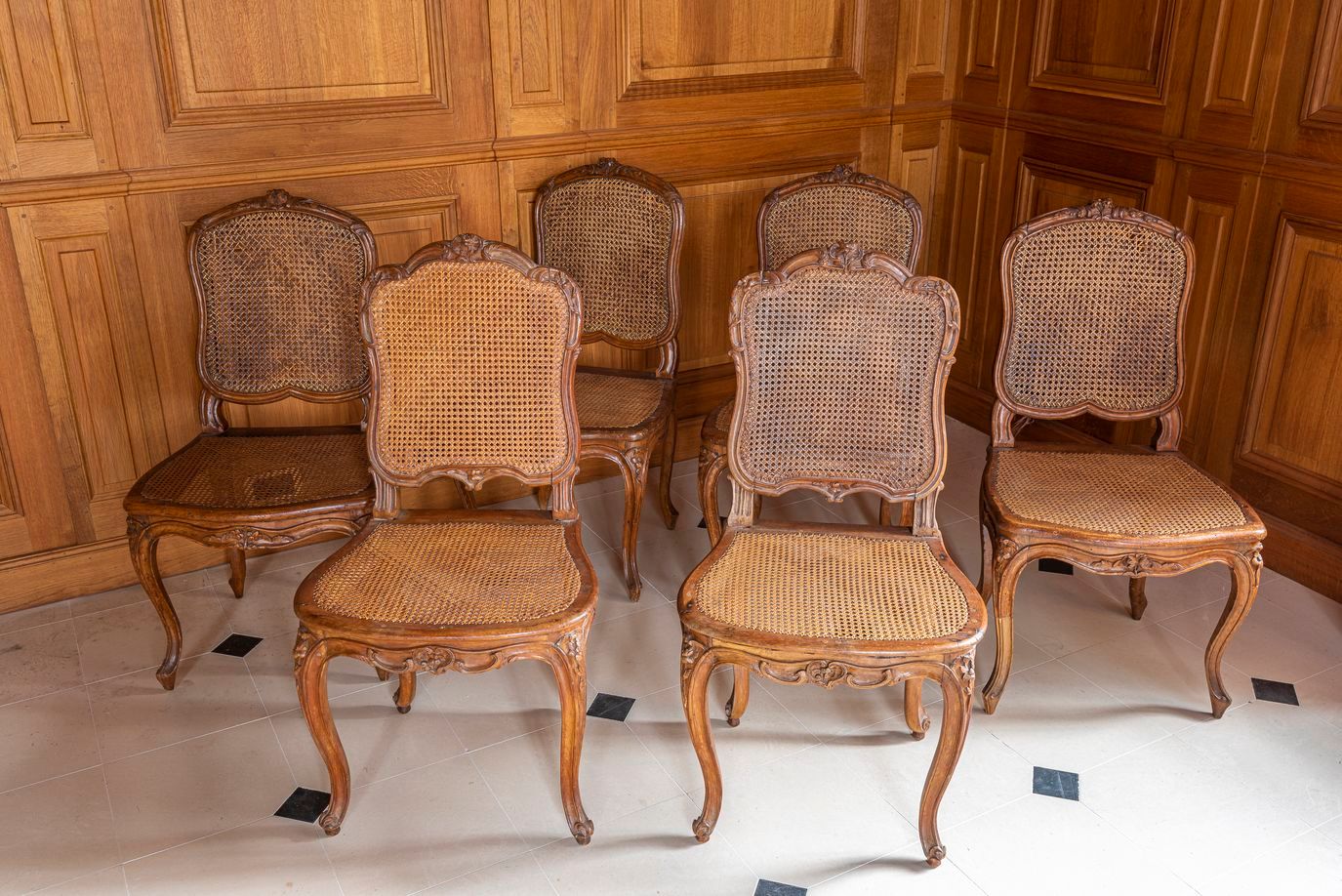 Null 78.路易十五的6把椅子会议，有两个型号的座椅和藤条靠背，其中两把有I的印记。纳达尔：René Nadal dit Nadal l'ainé，1756&hellip;