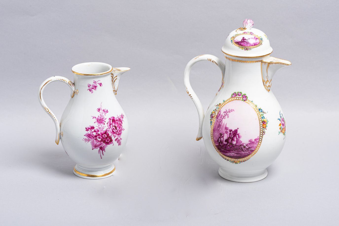 Null 35.一套两件迈森瓷器，19世纪，--咖啡壶，装饰有紫色的奖章，在鎏金框架中。高度：25厘米。- 壶身有紫色的花纹和镀金丝，印有两把剑。高度：17厘米&hellip;