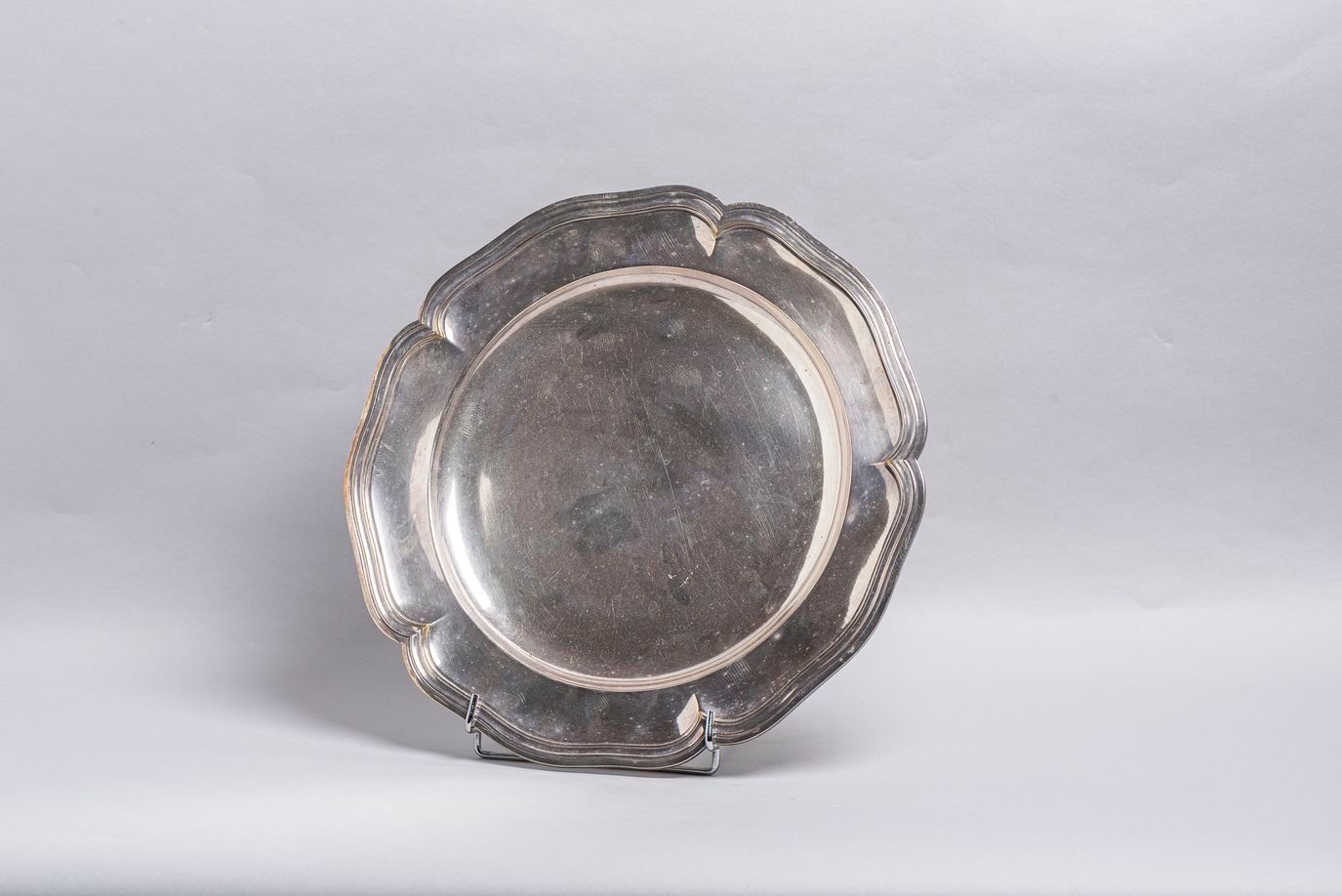 Null 29. Contoured dish, 19th century, in silver plated metal. Diameter : 39 cm.
