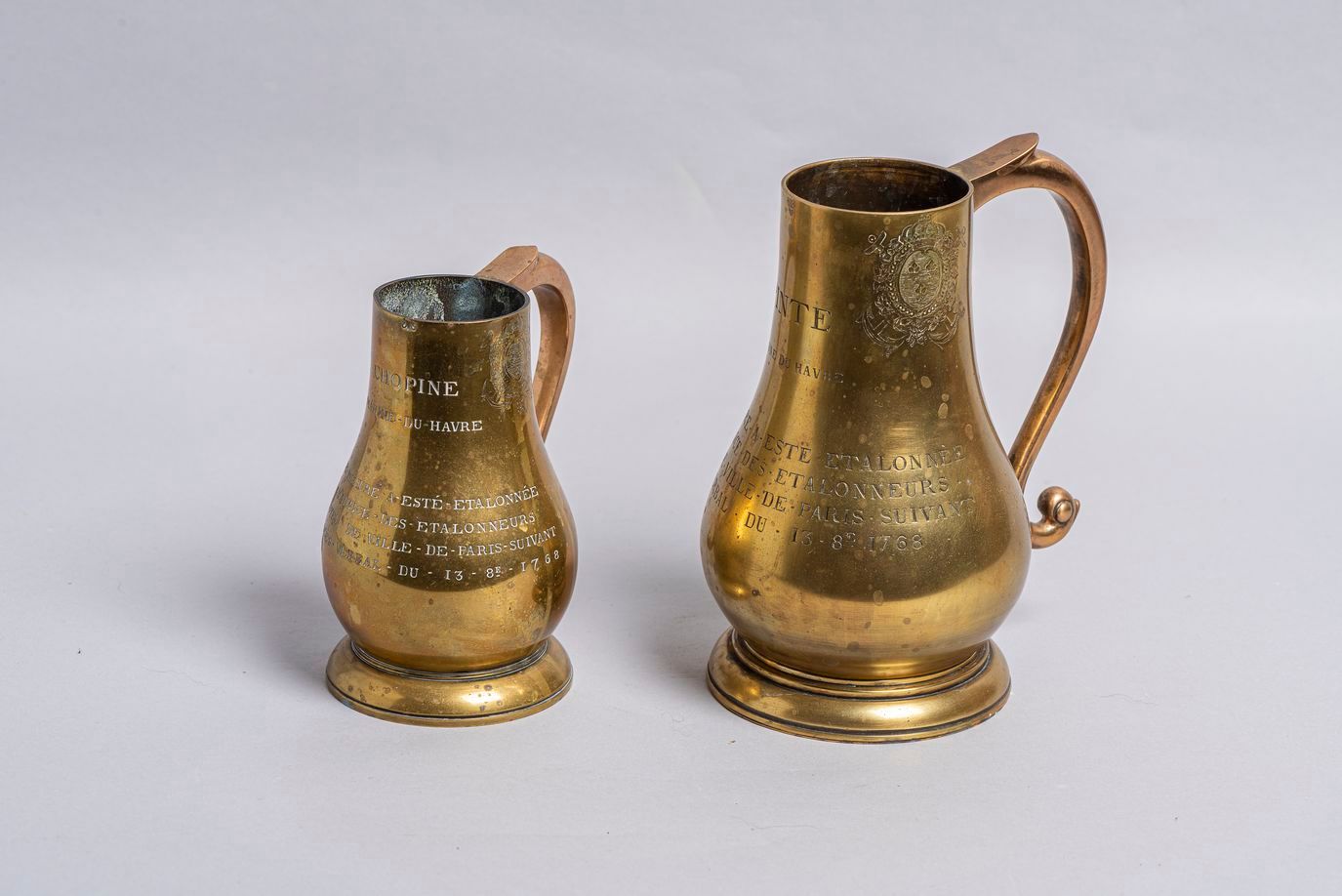 Null 56.勒阿弗尔海军的两个黄铜量具的重合，18世纪，印有法国和巴黎市徽章的品脱和品脱，上有 "根据1768年8月13日的报告，由巴黎市的校准员校准 "的&hellip;