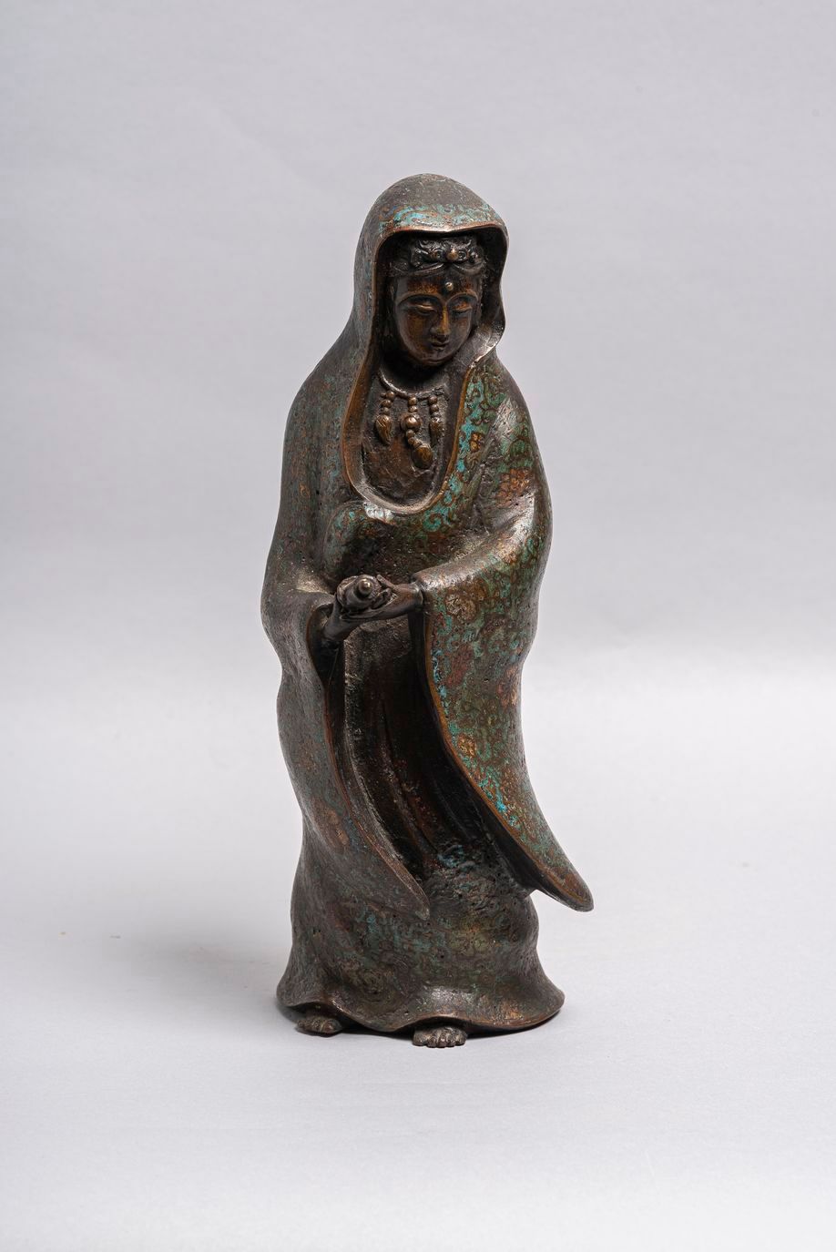 Null 44. 青铜和掐丝珐琅雕像，日本，明治时期，约1900年，代表观音，慈悲的女神，手持和服。无法阅读的邮票。高度：29厘米。