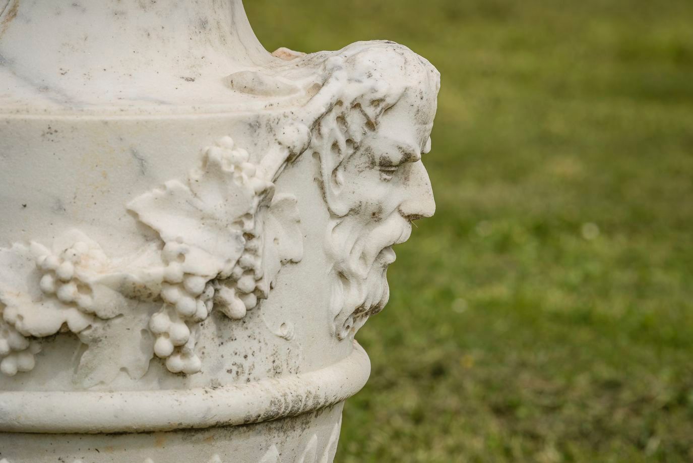Null 
161.一套4个大理石雕花盆，19世纪，阳台形状，装饰有动物头像和藤蔓枝条的花环。(事故和维修）。高度：80厘米（1个花瓶因风暴而断成两截）。