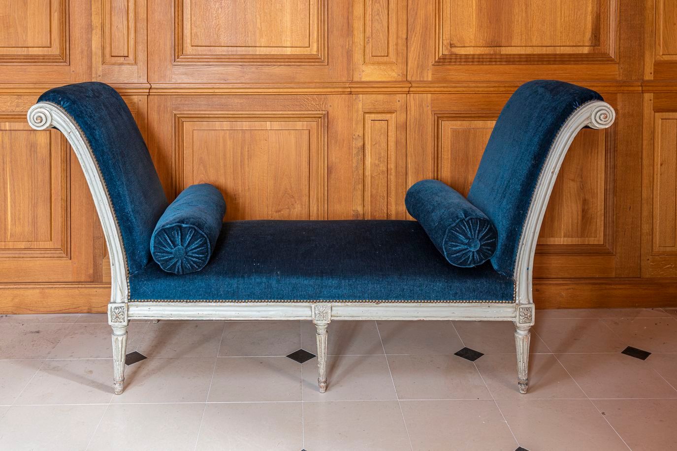 Null 81.路易十六风格的长凳，19世纪，漆木，有两个倒置的床边，用蓝色天鹅绒装饰。(修复)。长度：185厘米。深度：60厘米。高度：96厘米。