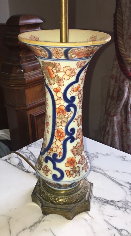 Null 101. Paire de vases à décor Imari, XIXe siècle, montés en lampe. Hauteur : &hellip;