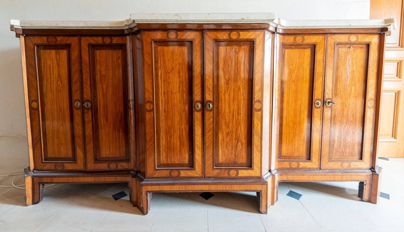 Null 3.一个大型的路易十六风格的餐具柜，有6个叶子和一个中央凹陷的紫檀木饰面的马齿苋框架。模制的白色大理石顶部。(轻微的单板事故)。251 x 64 厘米&hellip;