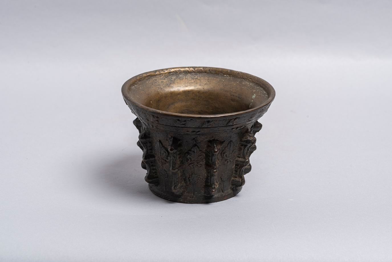 Null 32. Un mortaio di bronzo, XVII secolo, decorato con fleur-de-lis e contraff&hellip;