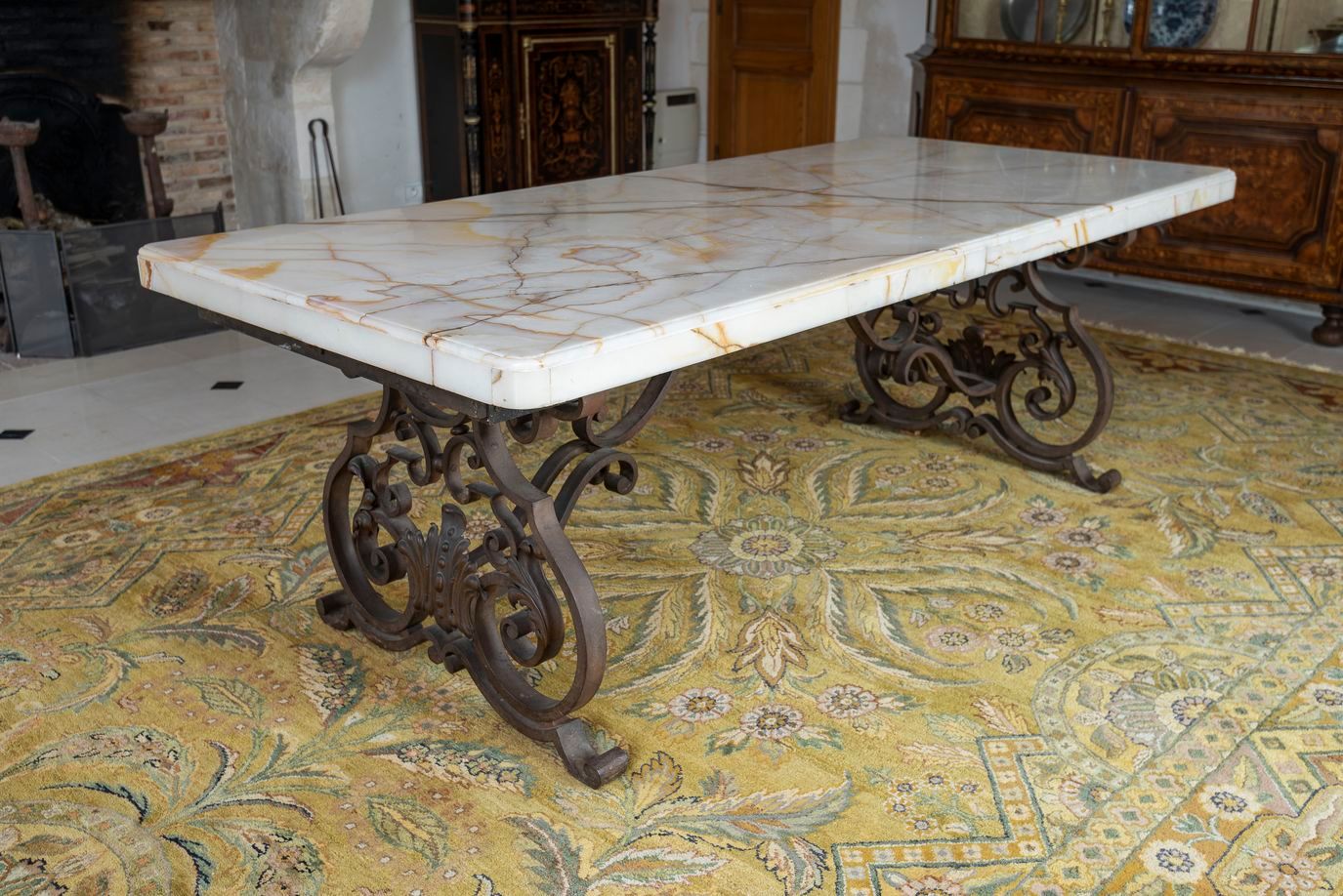 Null 18.一张大餐桌，20世纪上半叶，玛瑙桌面放在一个路易十四风格的锻铁底座上，上面装饰着叶子和卷轴。220 x 95厘米。高度：73厘米。 (两端连接着&hellip;
