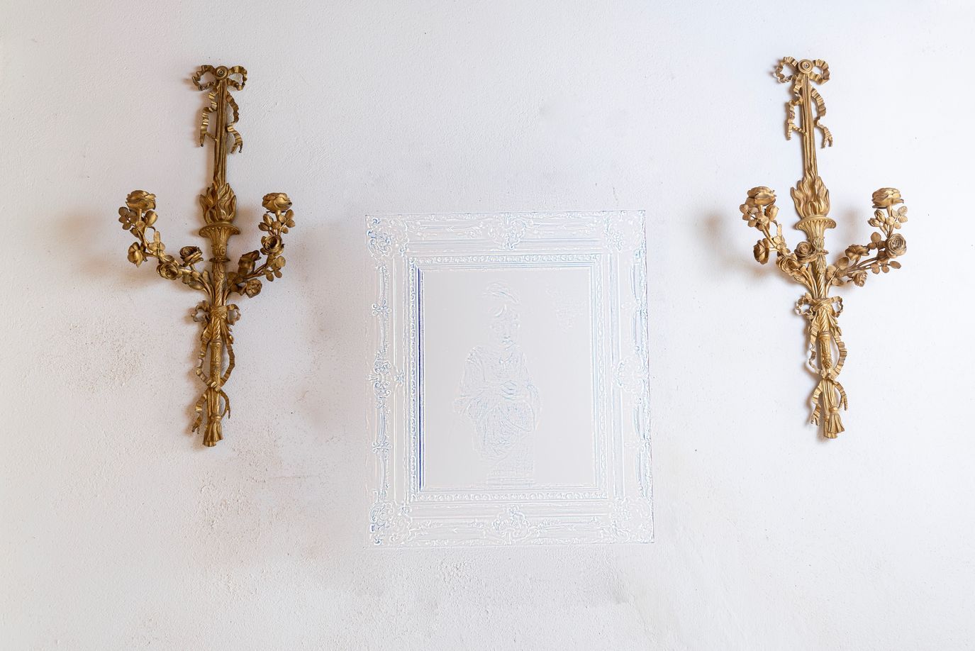 Null 14.一套4个路易十六风格的壁炉，19世纪晚期，两灯的木制模型，有鲜花和丝带蝴蝶结的装饰。高度：68厘米。
