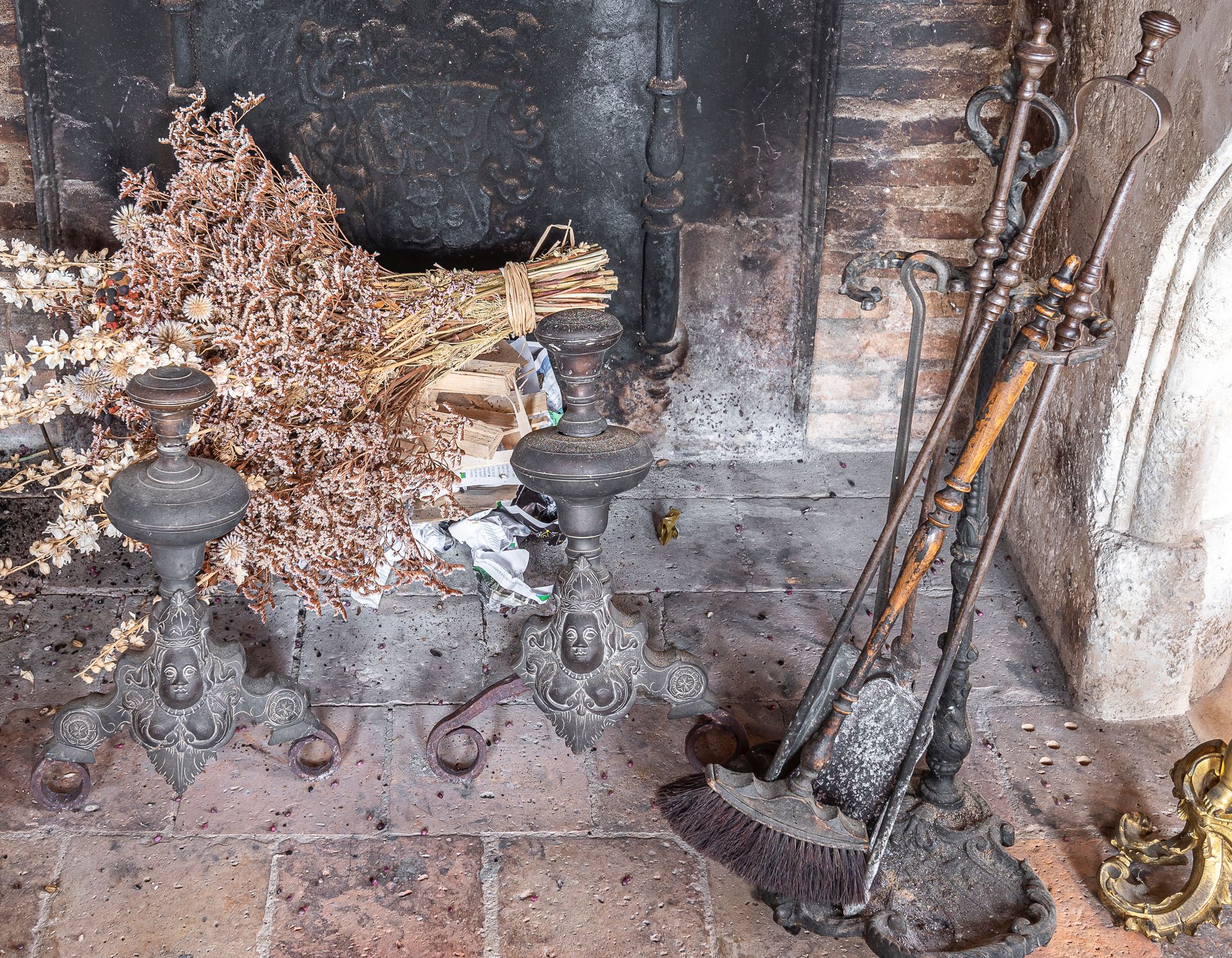 Null 70. Paire de chenêts Louis XIV, en bronze et fer forgé. (Accident). Hauteur&hellip;