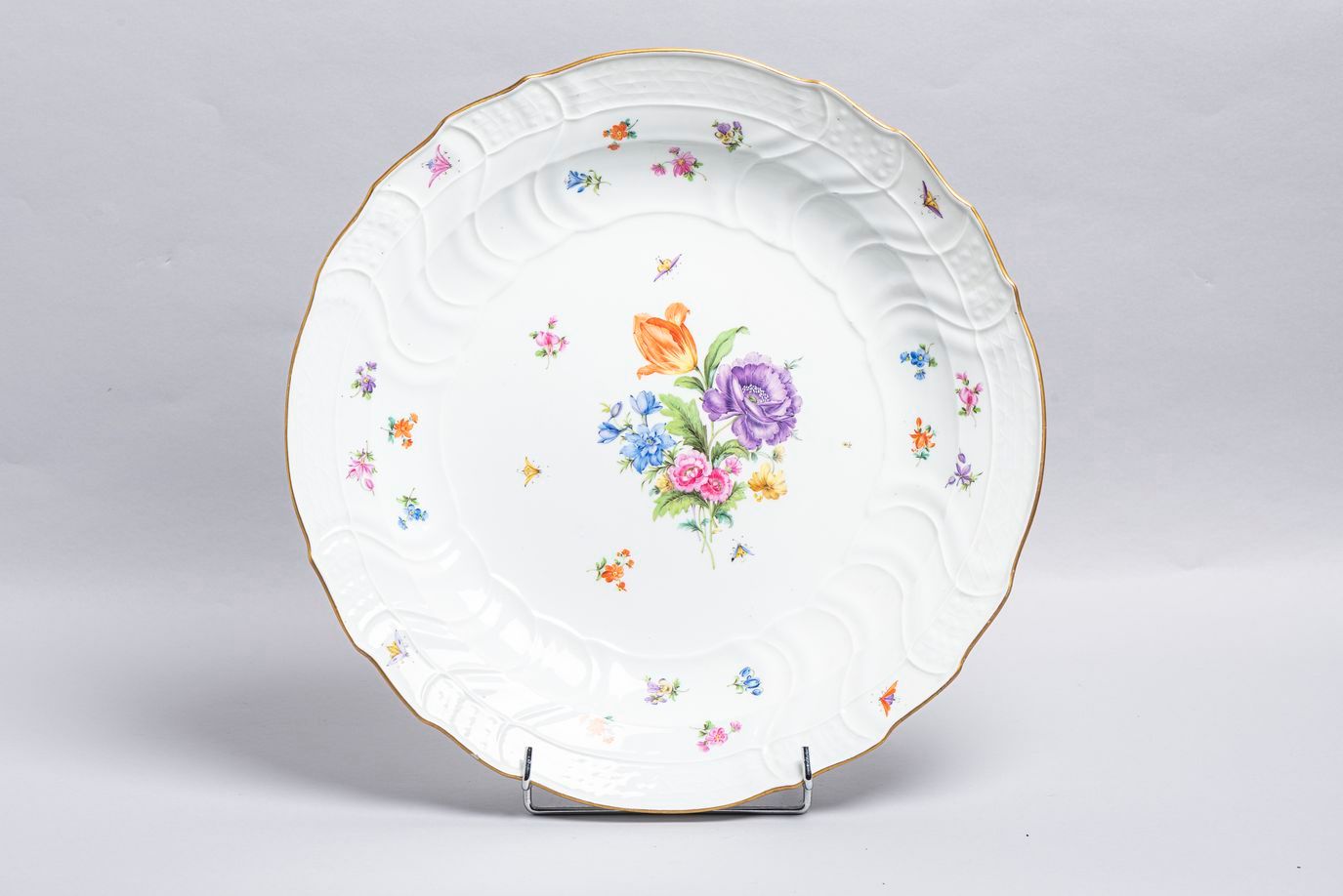 Null 37.迈森瓷器大盘，19世纪，罗盖尔浮雕模具，有花卉装饰。直径：43.5厘米。