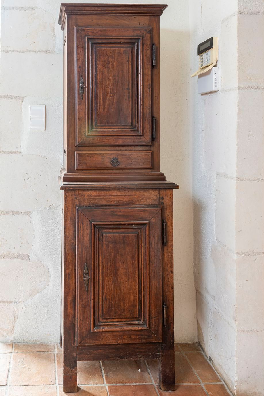 Null 99.小型乡村双体柜，19世纪，由实心橡木制成，开有两个叠加的门，由一个抽屉隔开。尺寸：164 x 50厘米。深度：34厘米。