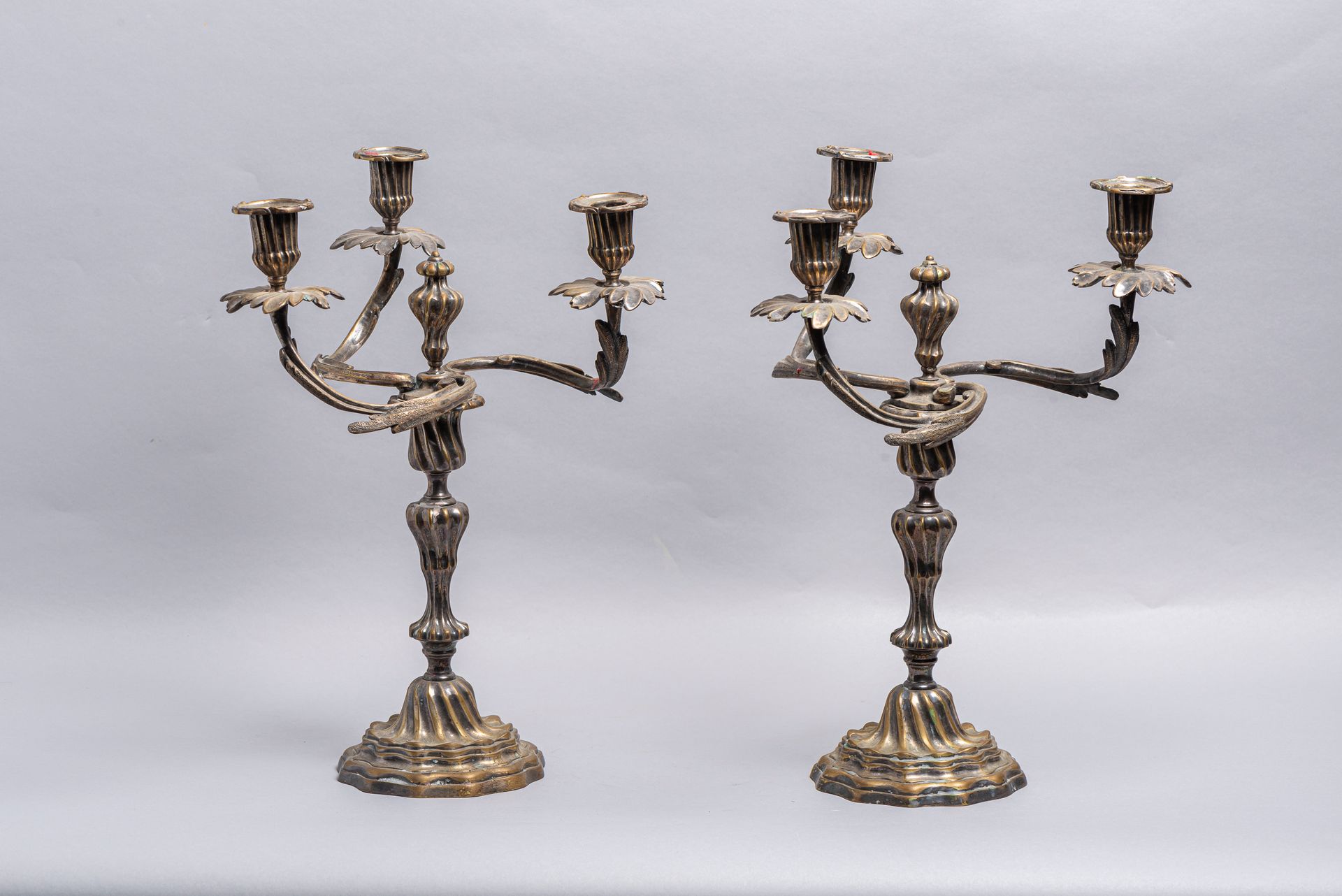 Null 54.一对路易十五风格的烛台，银色铜制三灯模型。(磨损的银饰）。高度：37厘米。高度：37厘米。