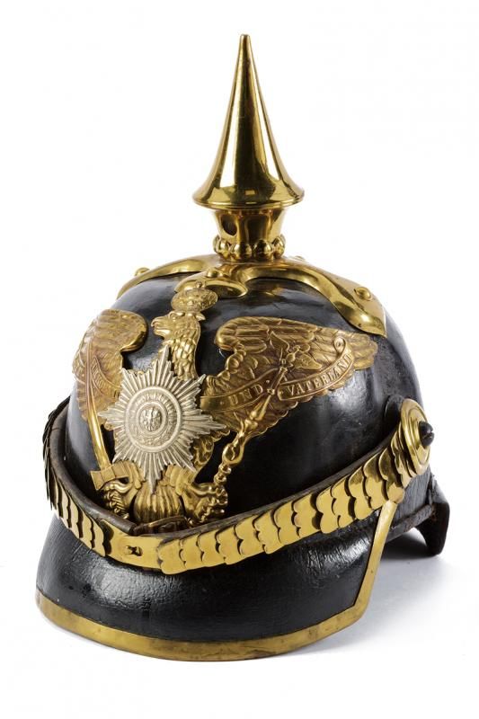 A Guard's troop helmet 日期：约1870年 出处：普鲁士普鲁士，皮革头骨，斜面罩，有黄铜支架，正面装饰有银色的黑鹰勋章之星，十字形底座上有&hellip;