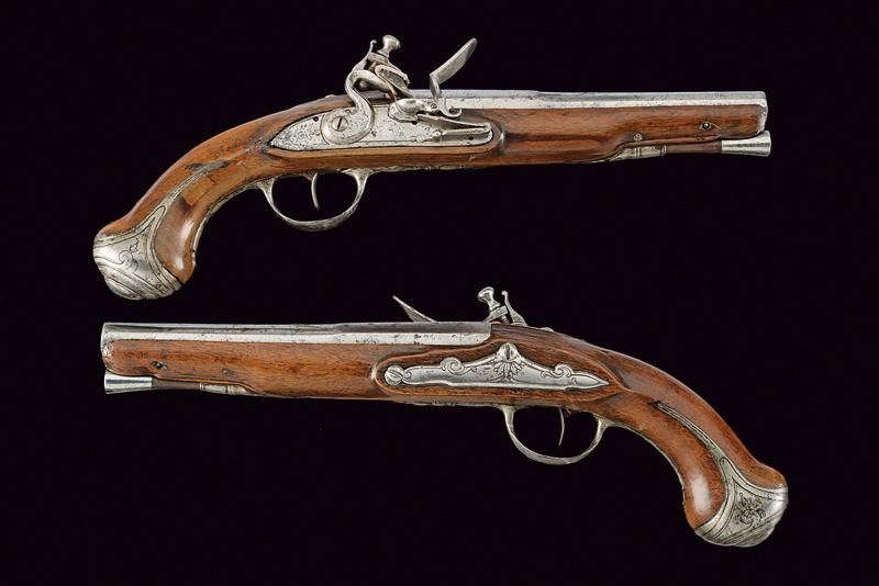 A pair of flintlock pistols 日期：18世纪18世纪出处。欧洲，滑膛枪，两级，八角形和圆形，14毫米口径枪管，有雕刻的遗迹。锁上有平板&hellip;