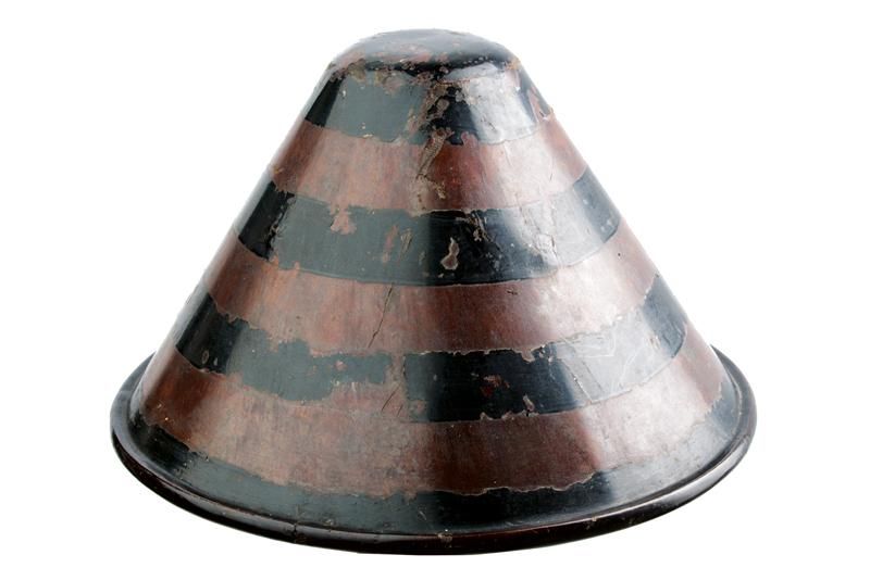 A Jingasa for Ashigaru shaped as a truncated cone 年代：时期（1603-1867）出处：日本，浅色，棕色漆身，&hellip;