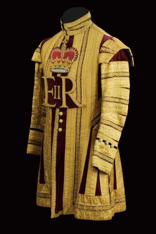A drum major's uniform, epoch Queen Elisabeth II 年代：20世纪下半叶 出处：英国，由酒红色天鹅绒制成，有黑色天&hellip;