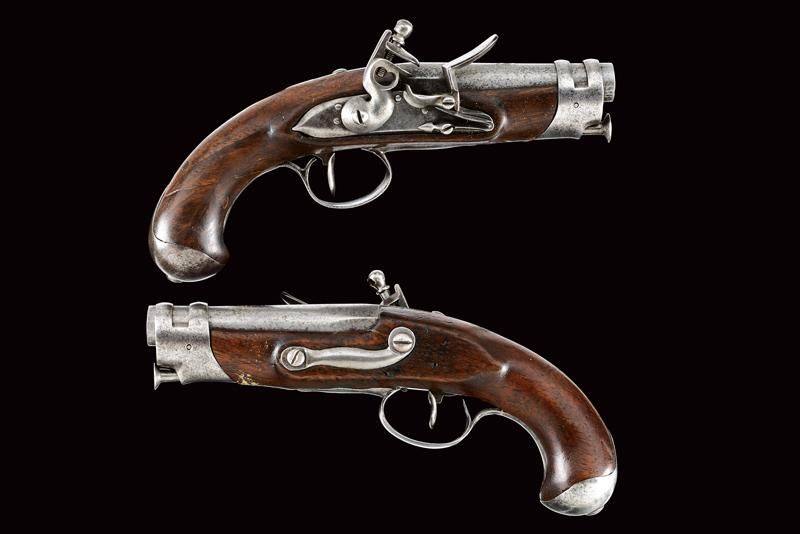Null 一对小型燧发枪
日期：19世纪前四分之一 出处：欧洲：欧洲，宪兵型手枪的缩小形式。滑膛枪，两段式枪管。燧发枪的枪管有心形的穿孔枪栓。木制全枪托，有铁制&hellip;