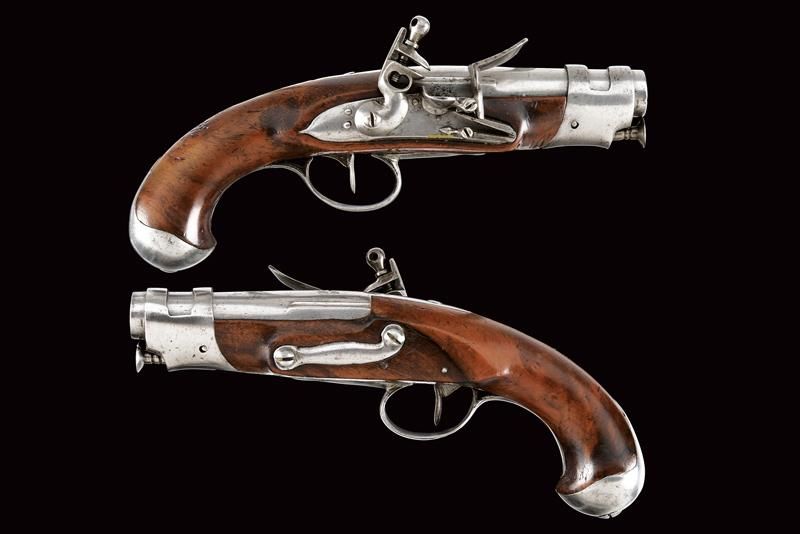 Null 一对小型燧发枪
日期：19世纪的第一季度 出处：欧洲：欧洲，是宪兵型手枪的缩短版。滑膛枪，两段式枪管。燧发枪带有心形枪锤。木制全枪托，有铁制支架和撞杆&hellip;