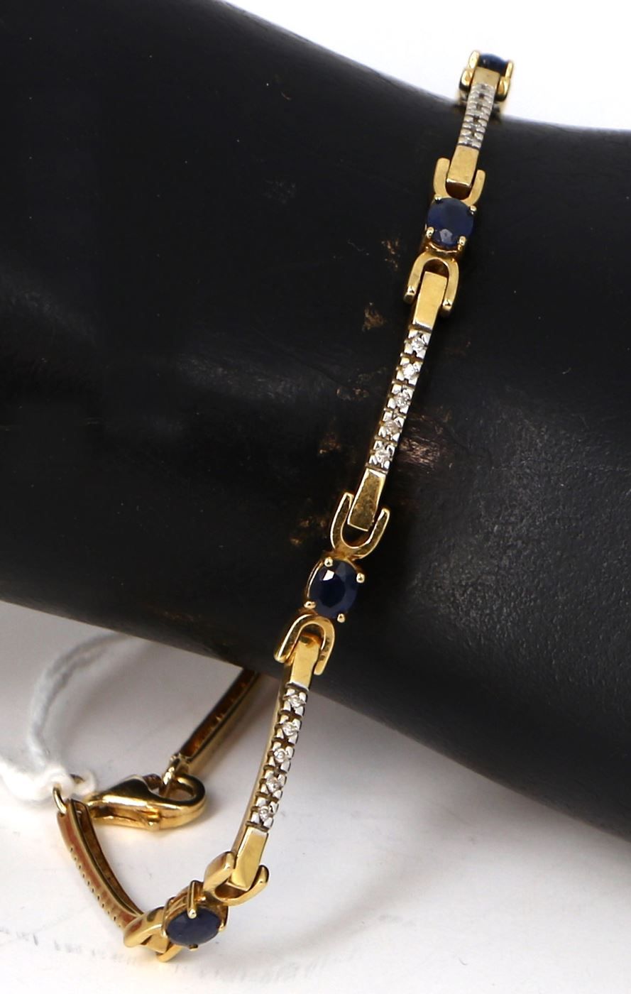 Null 第750号黄金线条手镯，镶嵌6颗椭圆形蓝宝石和小钻石，长18厘米。毛重 7,40 grs