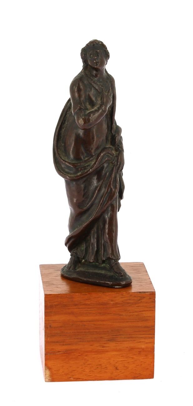 Null 19 世纪学院派作品 "古式垂坠的女人"，青铜主体，带深色铜锈，高 13.5 厘米（木质底座，高 18 厘米）