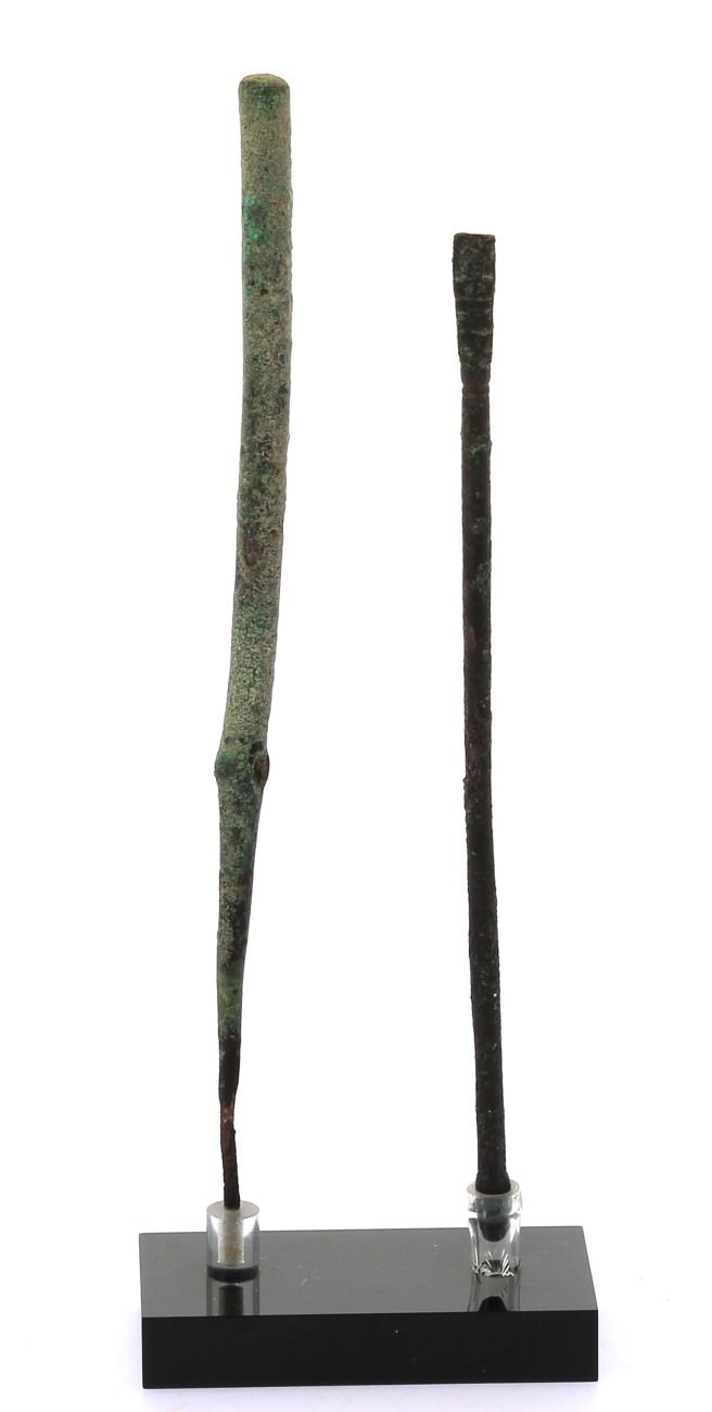 Null 两件小型青铜医疗器具，绿色青铜，长 16 厘米和 13.5 厘米。卢里斯坦青铜器，公元前 2 世纪末、1 世纪初（出品地：Boulogne sur M&hellip;