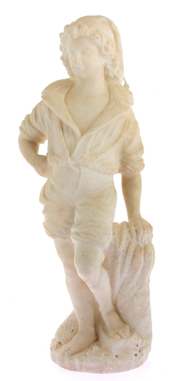 Null 意大利雕像派 - 灰泥雕像，表现一个年轻的那不勒斯人捕鱼归来，手里拿着网和鱼，脚下是一只青蛙，圆柱形底座。高 61 厘米