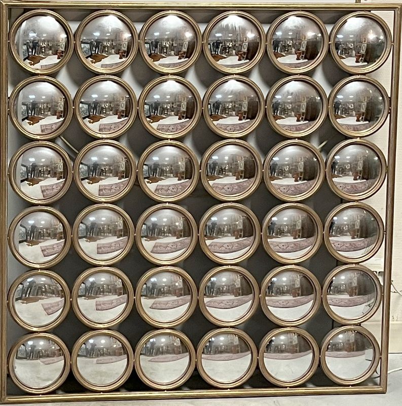 Null 由 36 面小巫师镜组成的原创镜子，镶嵌在带金色铜锈的金属框中，104 x 104 厘米