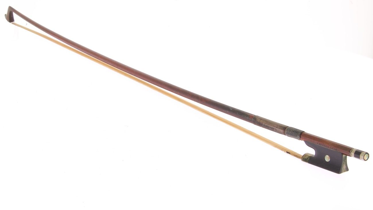 Null 弓 20 世纪上半叶 铁质印记 "R.WEICHOLD DRESDEN"，全长 74.5 厘米，重 58 克