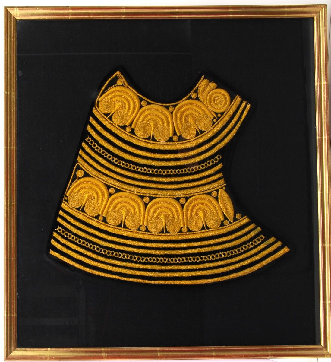 Null Pays Bigouden - 黑色羊毛织物和天鹅绒质地的 Plastron，带有浓郁的金黄色 Bigouden 刺绣，36 x 39.5 厘米（已装&hellip;