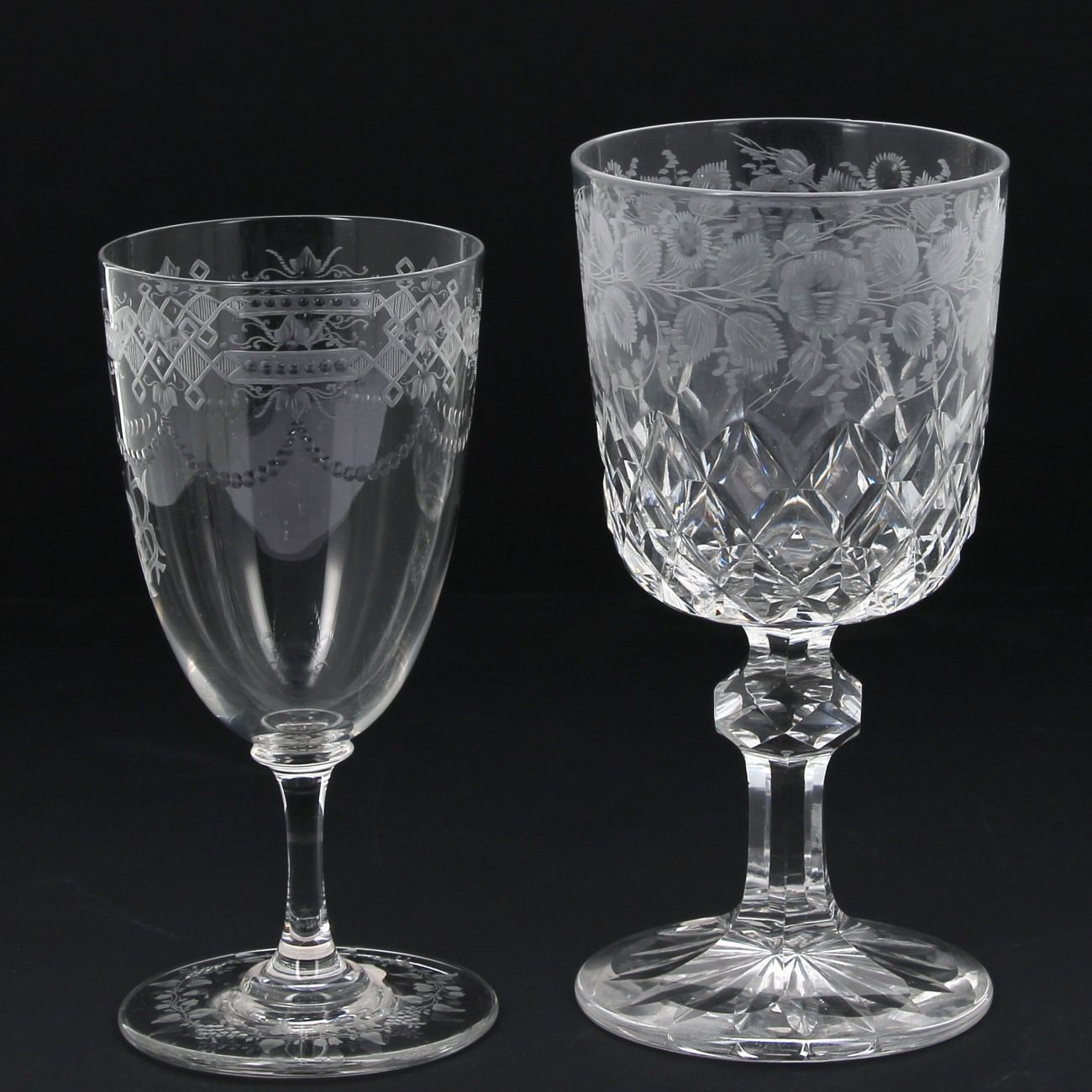 Null Deux verres à pied anciens en cristal taillé et gravé, H 15 et 16,5 cm