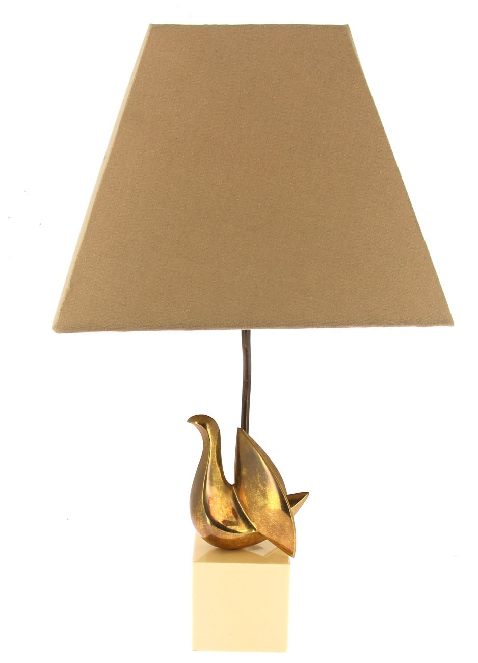Null 菲利普-让（Philippe JEAN，1931-1987）--装饰有黄铜鸟的台灯，象牙色电木立方体底座，已签约并编号 81/300
