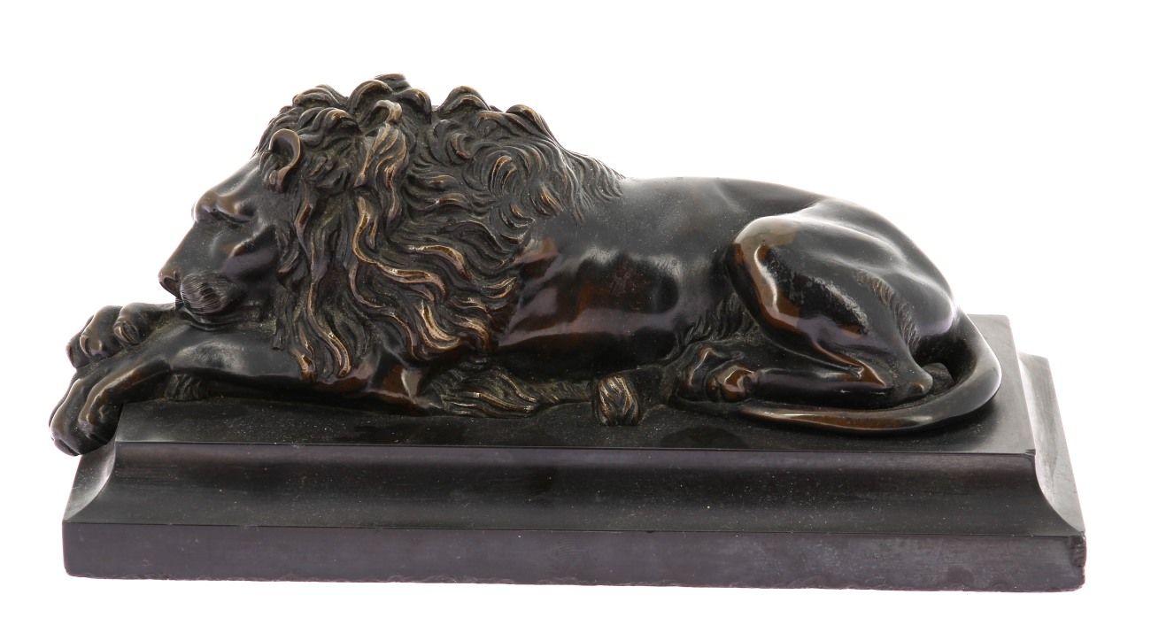 Null 19 世纪法国学院派--"卧狮"，青铜题材，带深色铜锈，版本铸造，安放在黑色大理石底座上，高 9.5 x 宽 23 厘米（底座有小缺口）