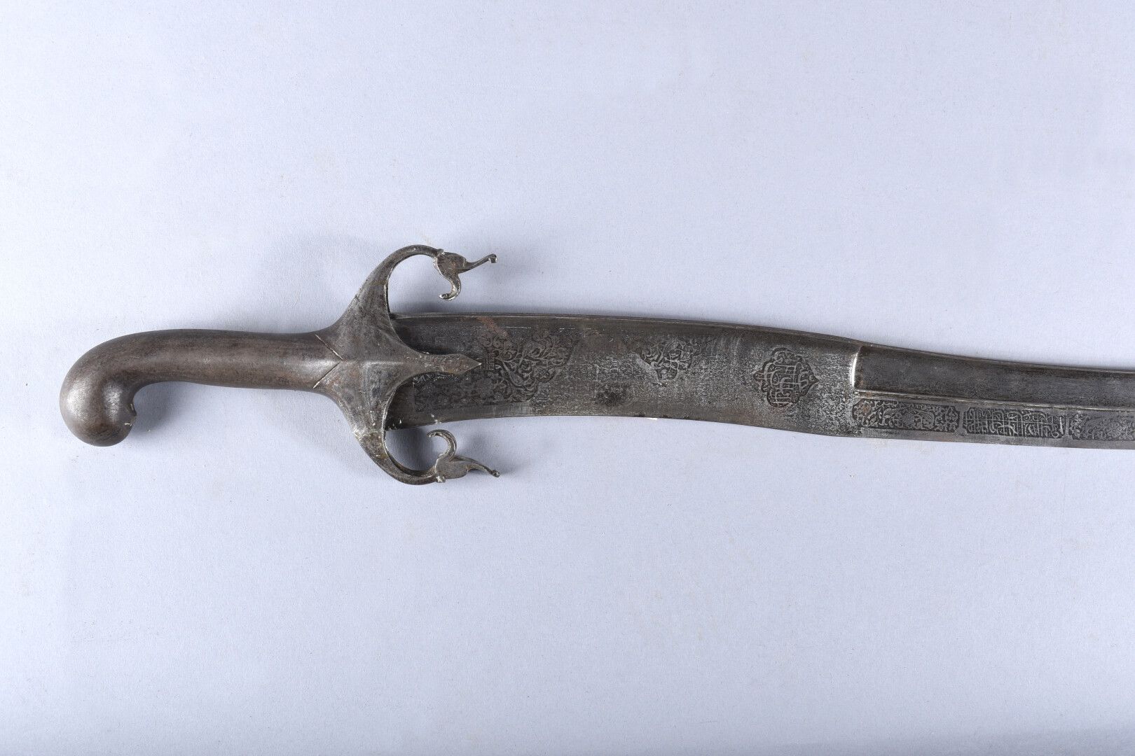 Null 克里奇-奥斯曼剑。所有的铁制配件。78厘米长的雅塔根形状的弧形刀刃，完全刻有交替出现的花卉图案和宗教灵感的铭文的卡口。不带刀鞘。

状况良好。