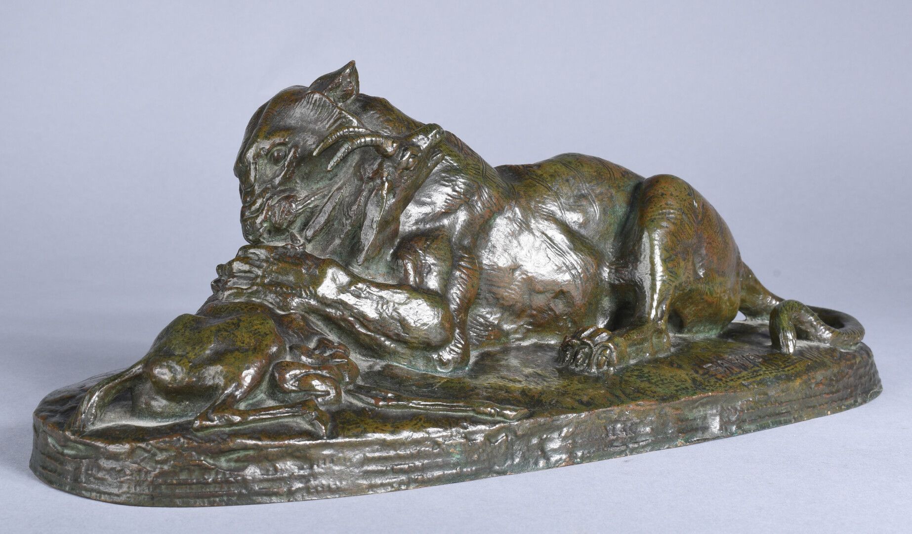 Null 巴里-安托万-路易 (1796-1875)

"虎噬羚羊"，第一版（约1838年）--无模版的露台。

青铜组，带有棕绿色的铜锈，底座上有签名。早期版&hellip;