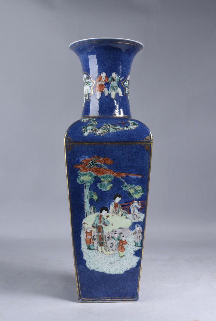 Null Hübsche Vase mit viereckigem Querschnitt aus Porzellan und Glasuren der grü&hellip;