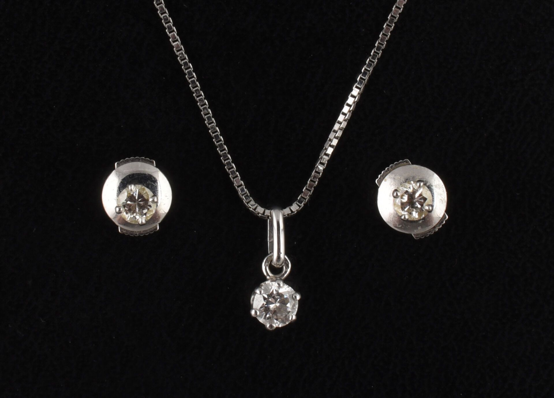 Null 白金镶嵌，包括一条威尼斯链节颈链，链坠上镶嵌一颗明亮式切割钻石，以及一对同款耳钉。
主石重量：约 0.35 克拉。
总重量：4.9 克
链长：38 厘&hellip;