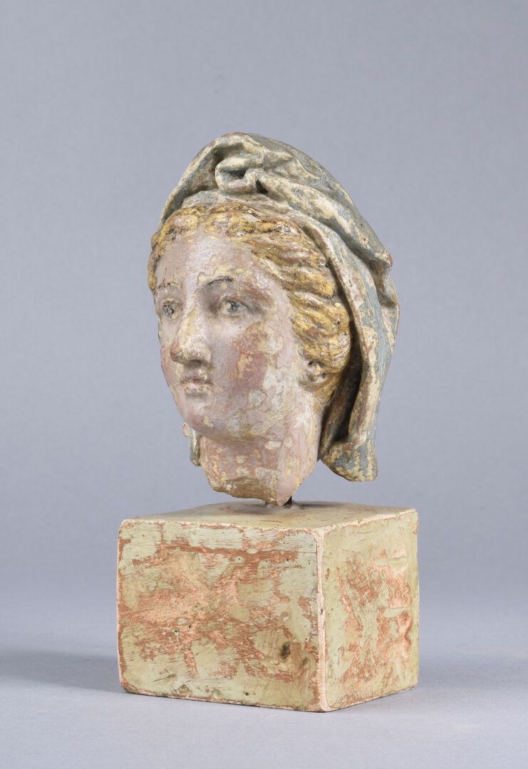 Null 多色镀金赤陶圣母或圣女头像。她头戴面纱，头发呈波浪形，从头颅后方披散下来。底座为方形。
17 世纪的作品（损坏、磨损）。
总高度：17 厘米