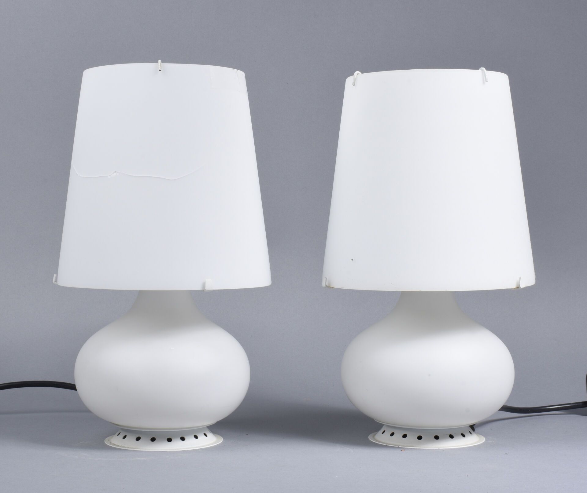 Null 英格兰德-马克斯（1908-1969 年） - 方塔纳艺术出版社
一对 1853 型 "方塔纳 "灯，灯身呈弧形，白色乳白色磨砂玻璃灯罩呈截锥形，圆形&hellip;