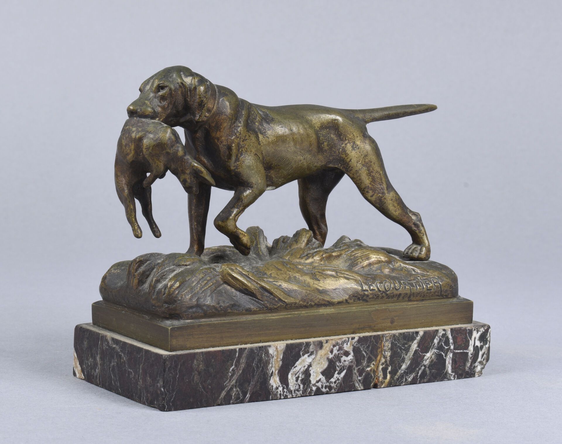 Null LECOURTIER Prosper (1851-1924)
"Jagdhund, der einen Hasen apportiert".
Bron&hellip;