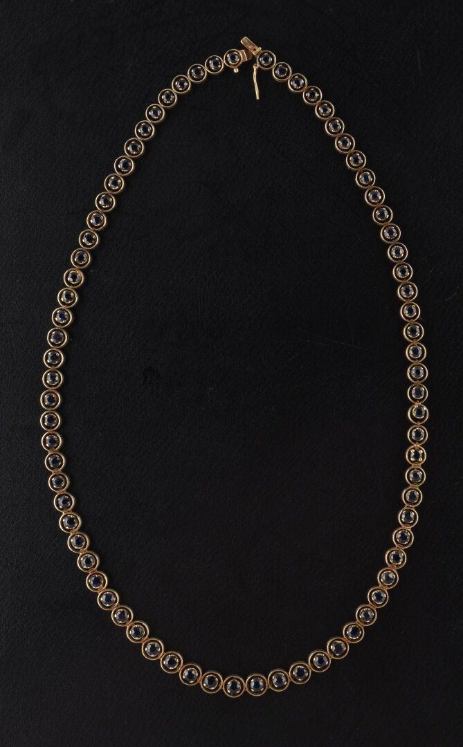 Null 14K 黄金铰接式项链，圆圈上镶嵌一颗圆形琢面蓝宝石（其中一环出现小意外）
毛重：22.75 克
长度： 43 厘米